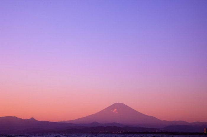 富士山看起来不寻常，日本人担心它会再次爆炸