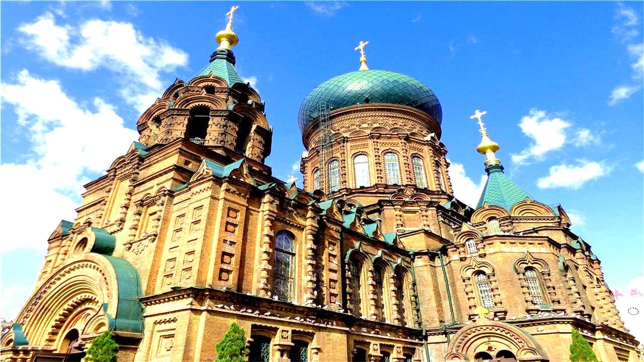哈尔滨火车站广场有一座诡异的教堂，看起来很美，实际上却是墓地