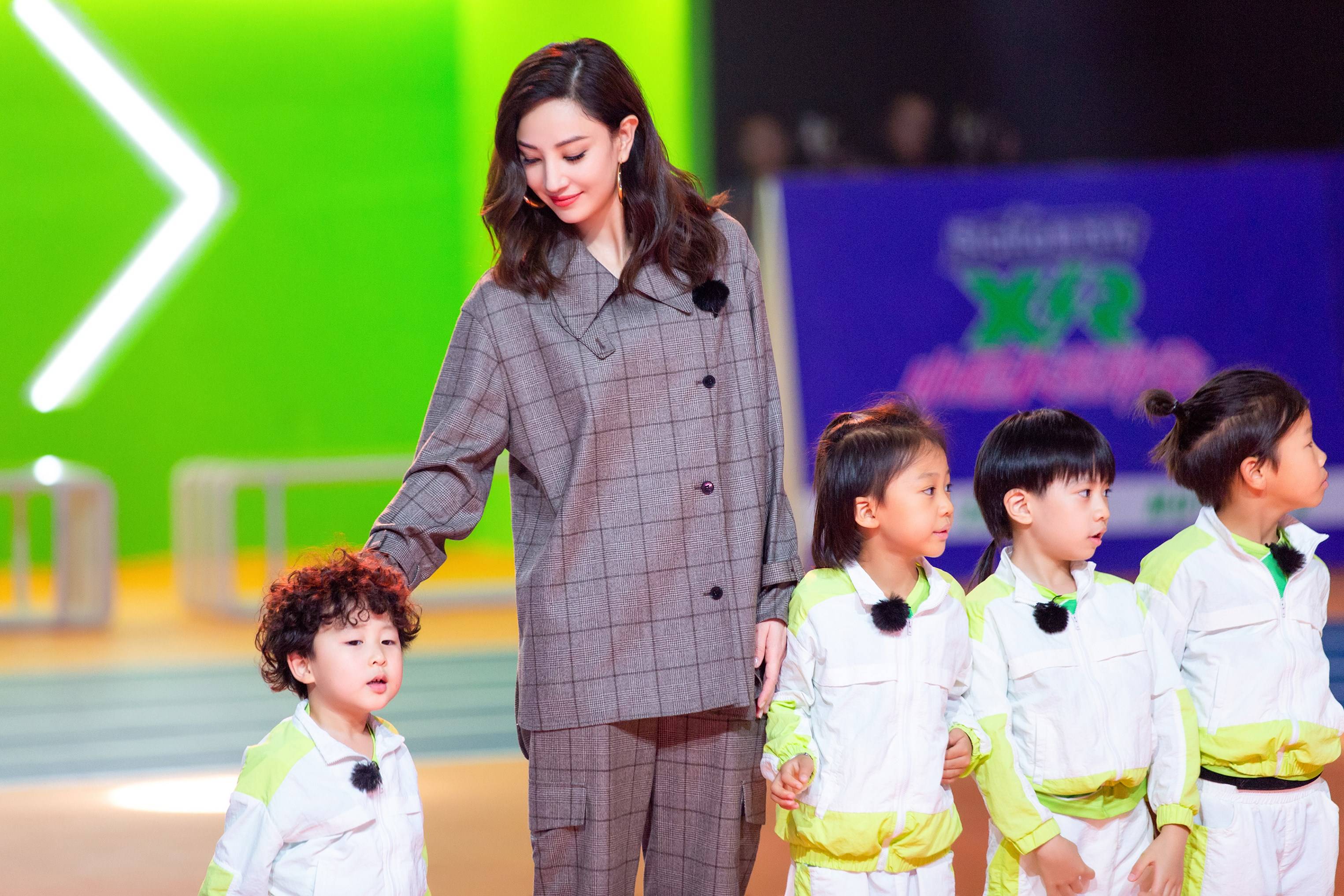 小巨人运动会郑希怡灰色西装成熟干练许佳琪连体短裙尽显好身材