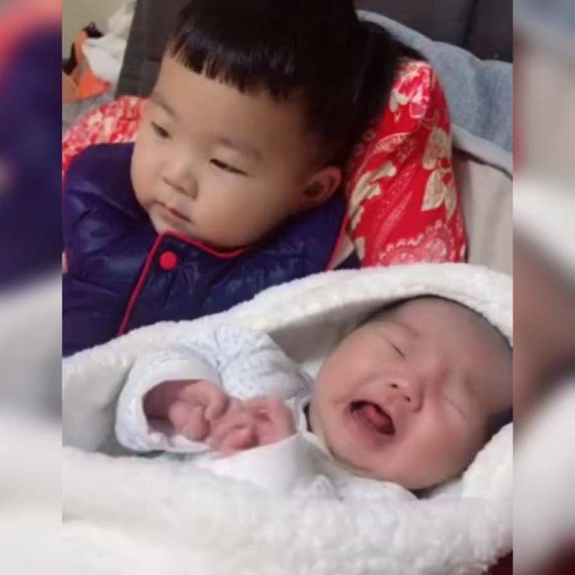 原创超有爱哥哥看电视太入迷为哄妹妹不哭把自己的手给妹妹吮吸