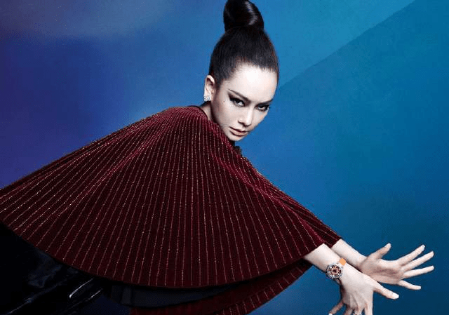 戚薇封面大片释出,魅惑烟熏妆搭蓬松马尾名门泽佳效果个性十足