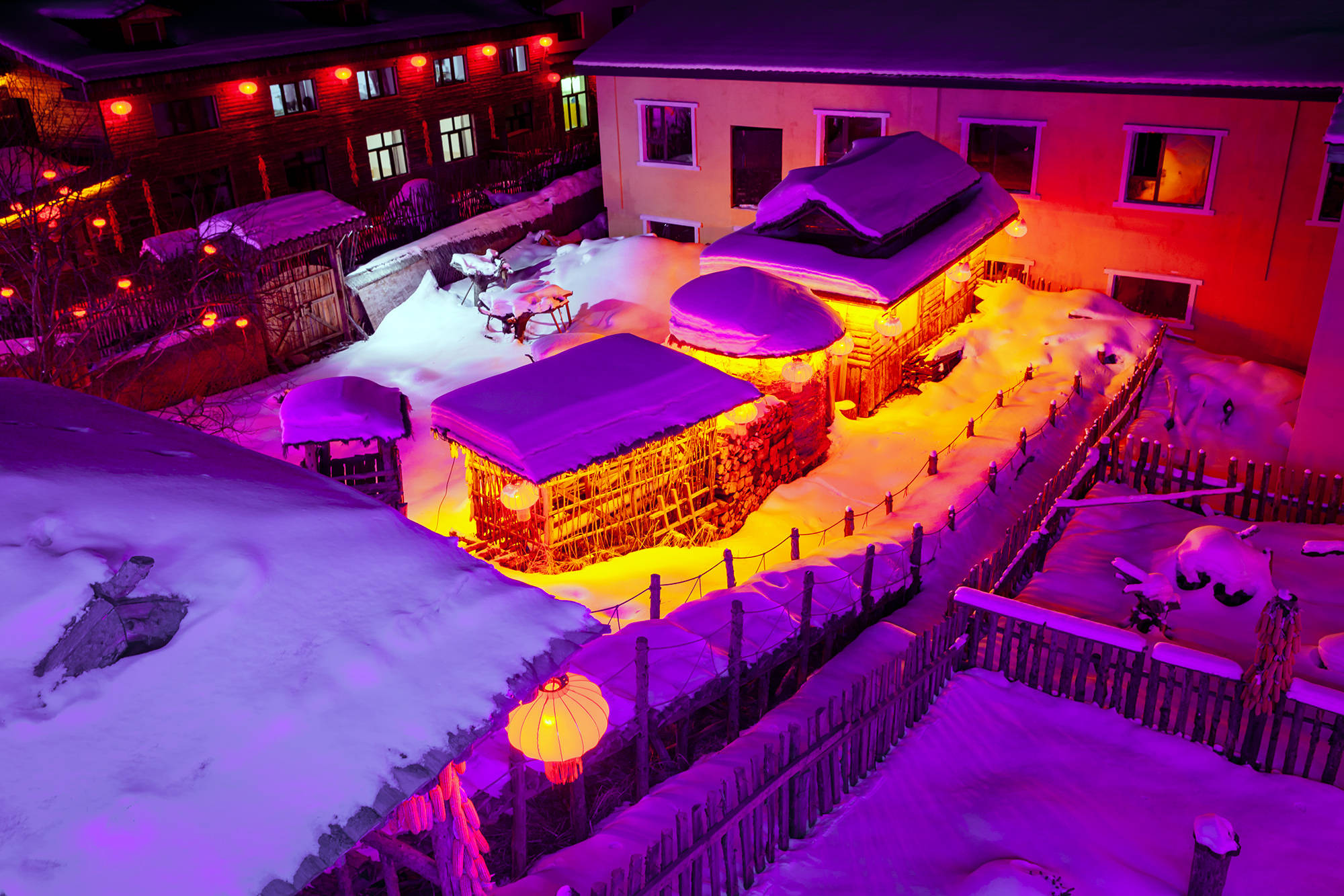 雪乡美丽夜色,雪屋在大红灯笼的照耀下,宛如仙境