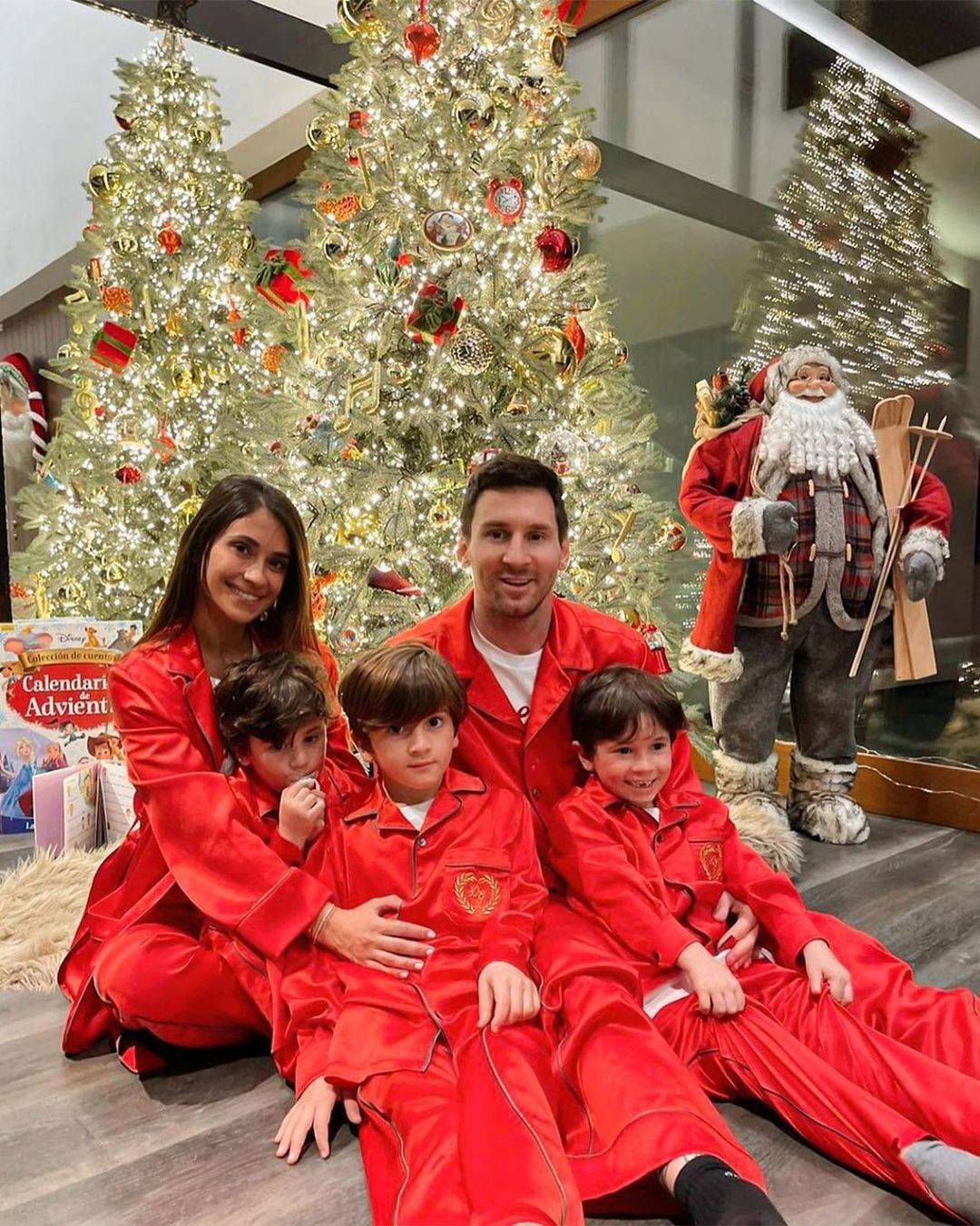 组图:c罗梅西领众星庆祝圣诞 总裁头顶两片"绿"