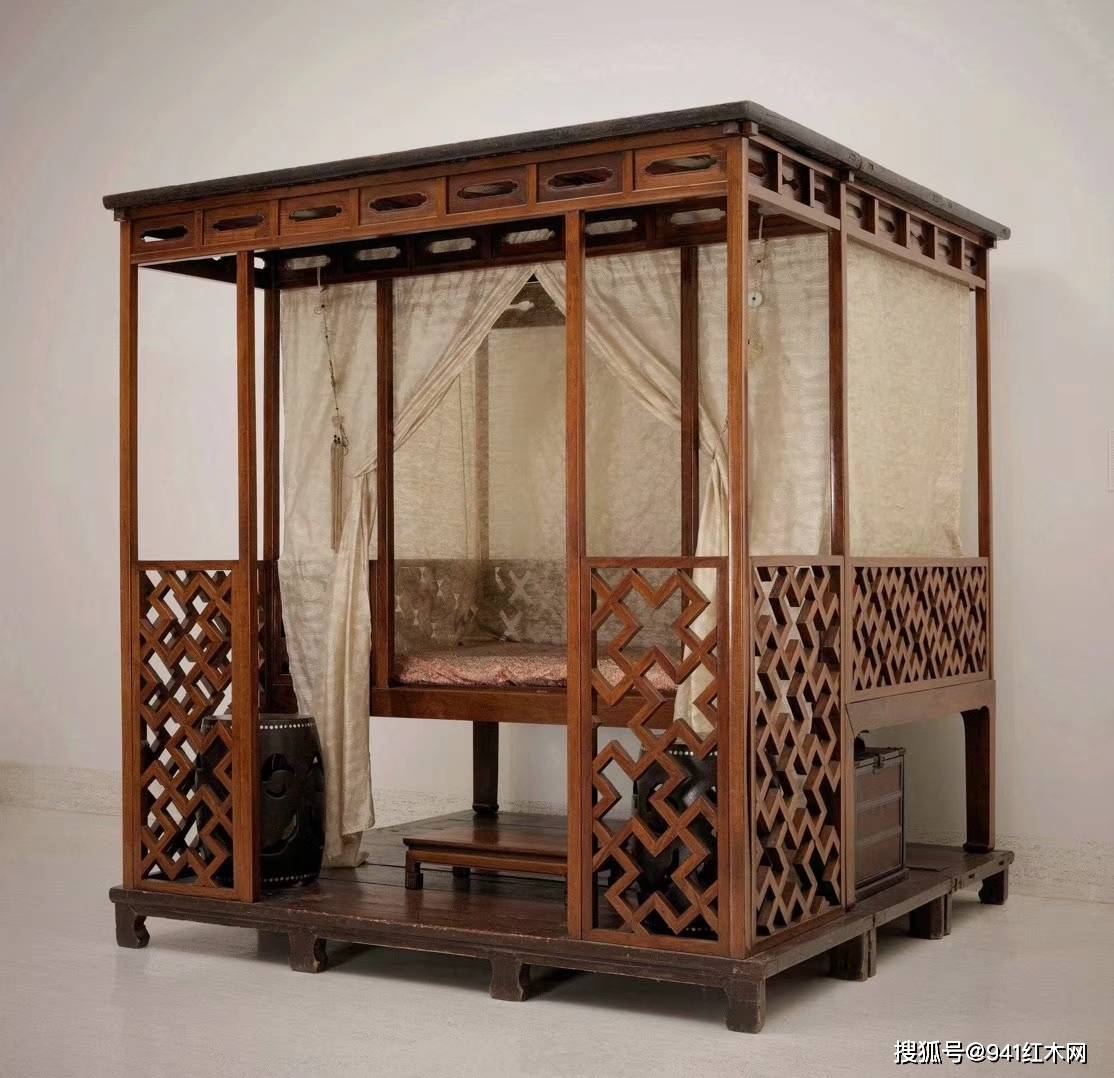 古代多见的是红木架子床,一般是棕藤软屉,四角立柱,上支顶架,可挂蚊帐