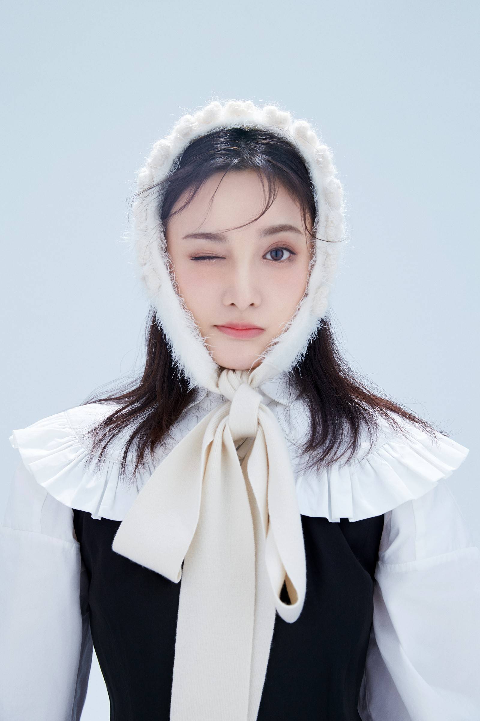 彭小苒风格百变剧抛脸石锤 古装现代无缝切换元气少女感不止在圣诞