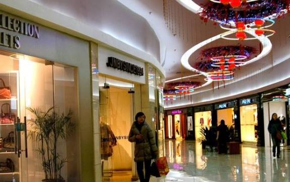 俄罗斯豪华商场遭中国大妈“扫货”，游客：为何当地人遭受冷落？