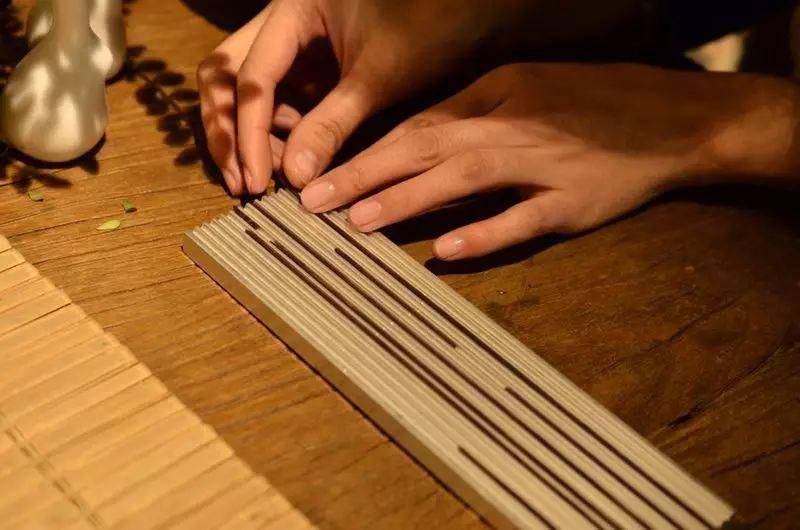 市面上沉香线香手工制作的没有产能,时常供不应求,一般做出来就被收走