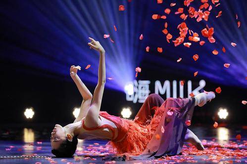 而这一期,李艳超带着她的红裙高翎华丽来袭,吹响《舞蹈风暴》第二季半