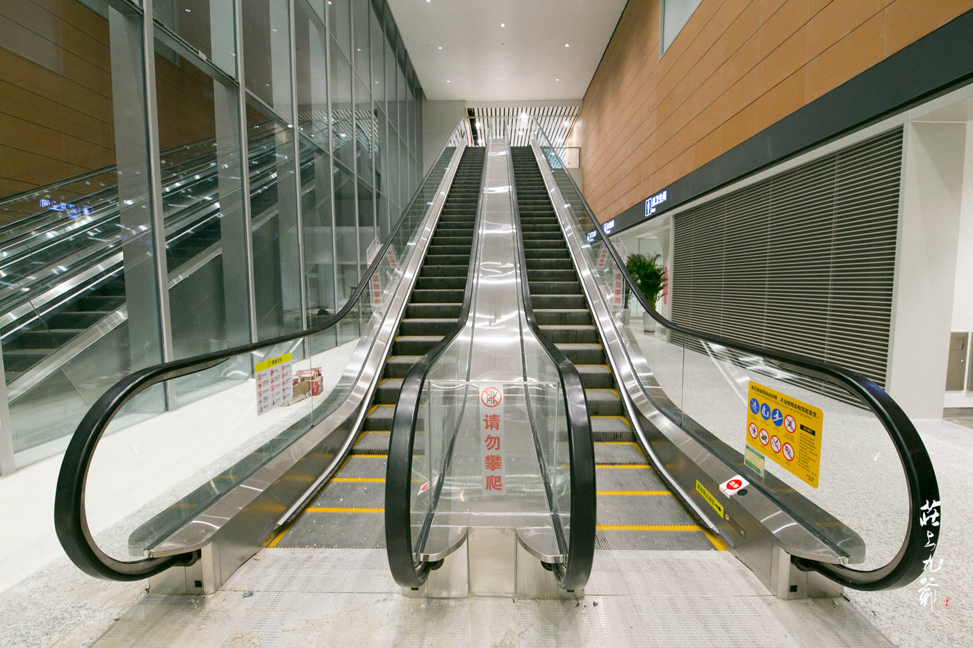 候车厅内还有一大特色,就是电梯非常多.