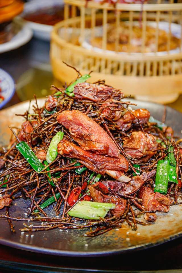 酥到玛丽苏也认输的老味道茶香鸭 用果木烤制而成,带着沁人心脾的茶味