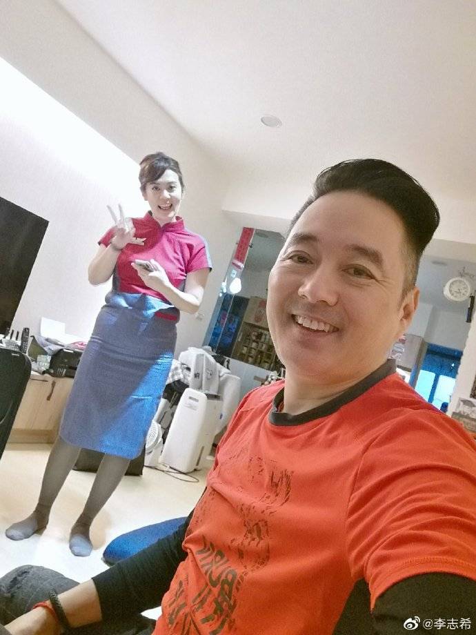 56岁"鬼丈夫"李志希近照,55岁读硕士,空姐妻子生仨娃仍绝美