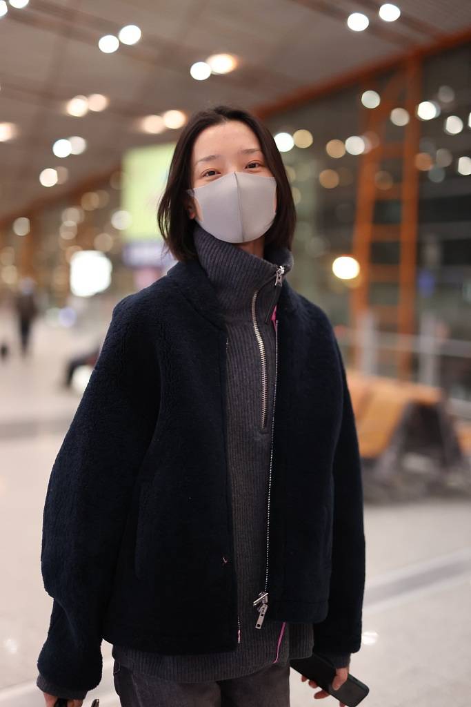 超模杜鹃素颜现身肤白貌美 简单装束长腿格外养眼