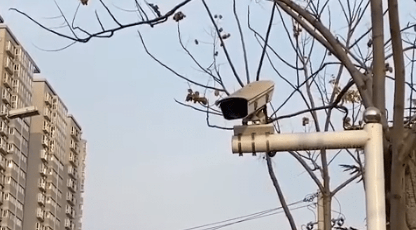 原创西安出现泼墨门随机向路人的浅色服饰泼墨