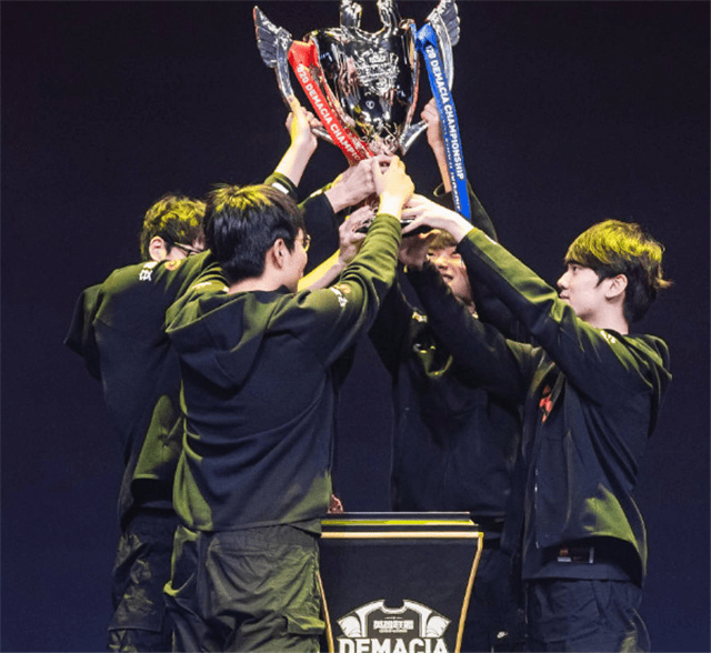 we落败后选手站不住,走出赛场视频让粉丝破防:首次进决赛还输了