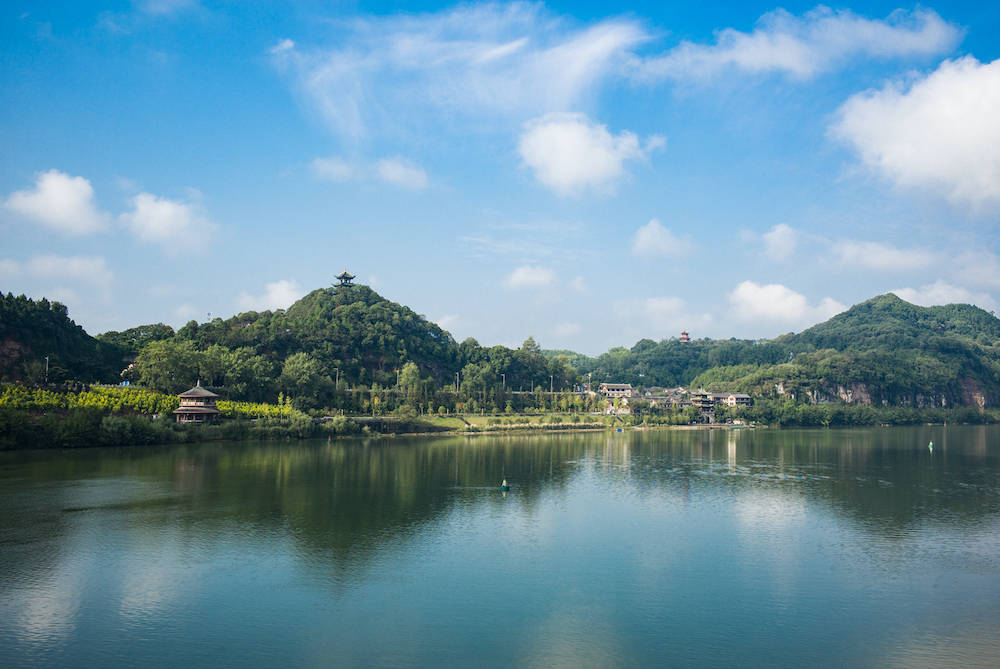 阆中东湖锦城图片