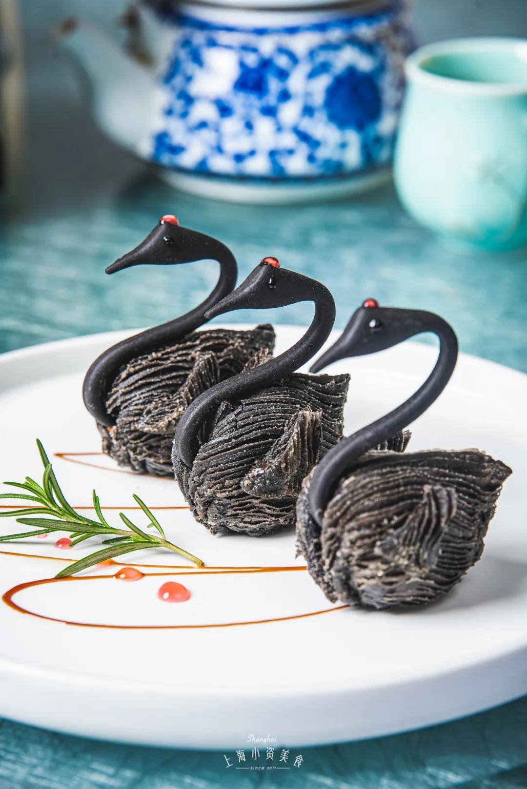 意境榴莲天鹅酥&蛋黄流沙猪仔包靠颜值出圈的天鹅酥和流沙猪仔包,呆萌