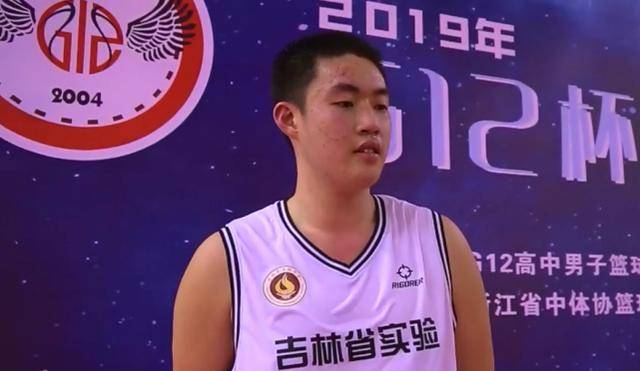 单场砍58分18板4帽超级中锋让各队眼馋_李宛鑫