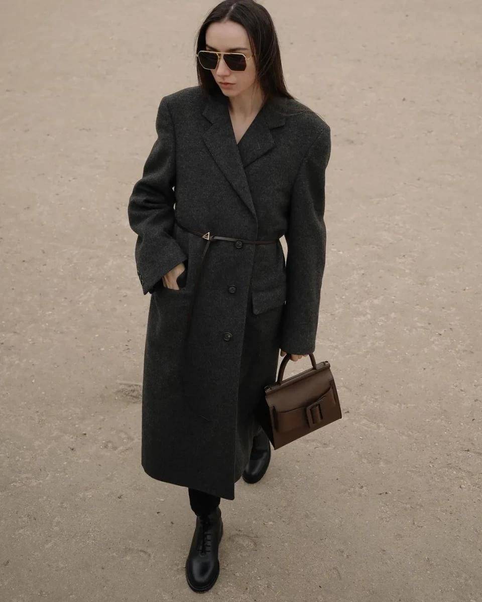 被刷屏的2021年度流行色极致灰与亮丽黄这么穿才完美