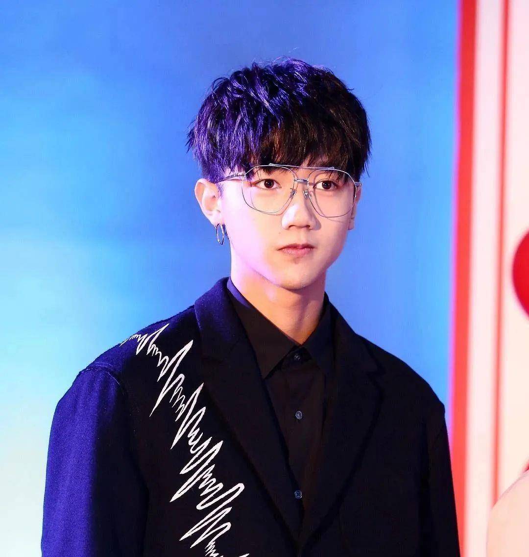 "翻版王俊凯"奇葩操作多,17岁早恋大方晒女友,网友吐槽遭网暴_孟子坤