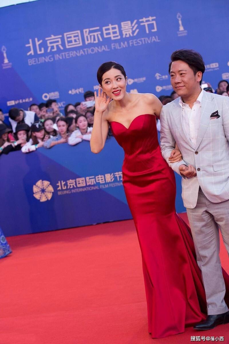 原创曾黎的气质才叫高级一袭红色鱼尾裙高调亮相身材没有一丝赘肉