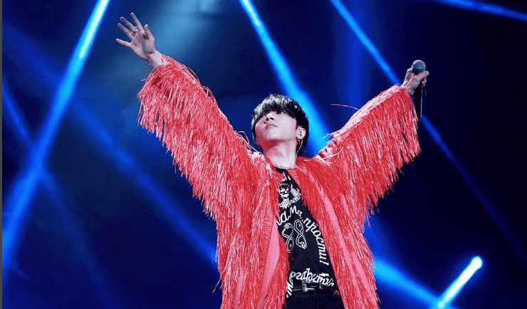 华晨宇翻车了化妆间内抽烟被拍曾被曝片场抽烟还随地扔烟头