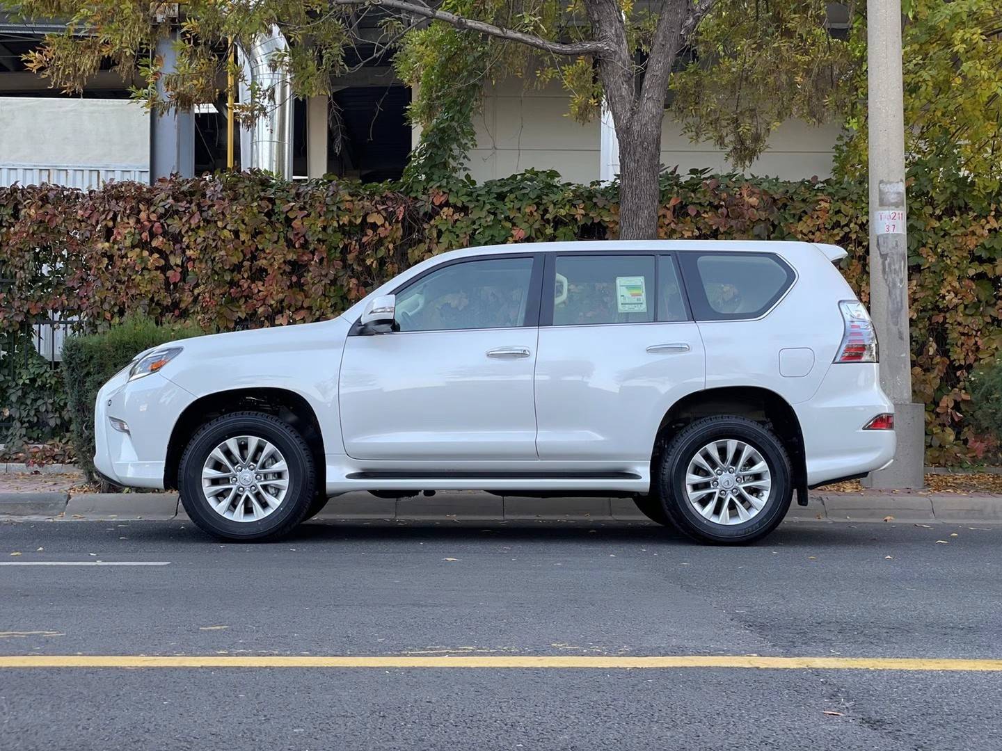 2020款雷克萨斯gx460的侧面造型宛如是雷克萨斯lx570的缩小版,非常的