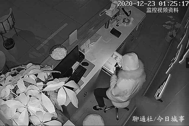 山东聊城一男子夜间潜入店内行窃,几个美女店员看完
