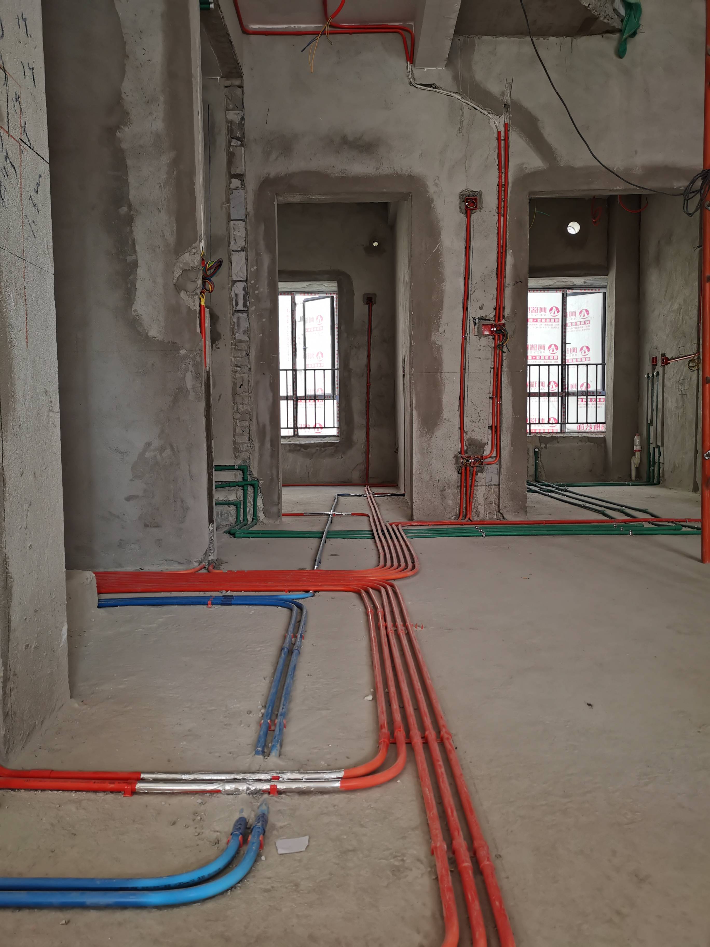 装修做水电,到底是走天还是走地好?我家没在意,被忽悠惨了_施工
