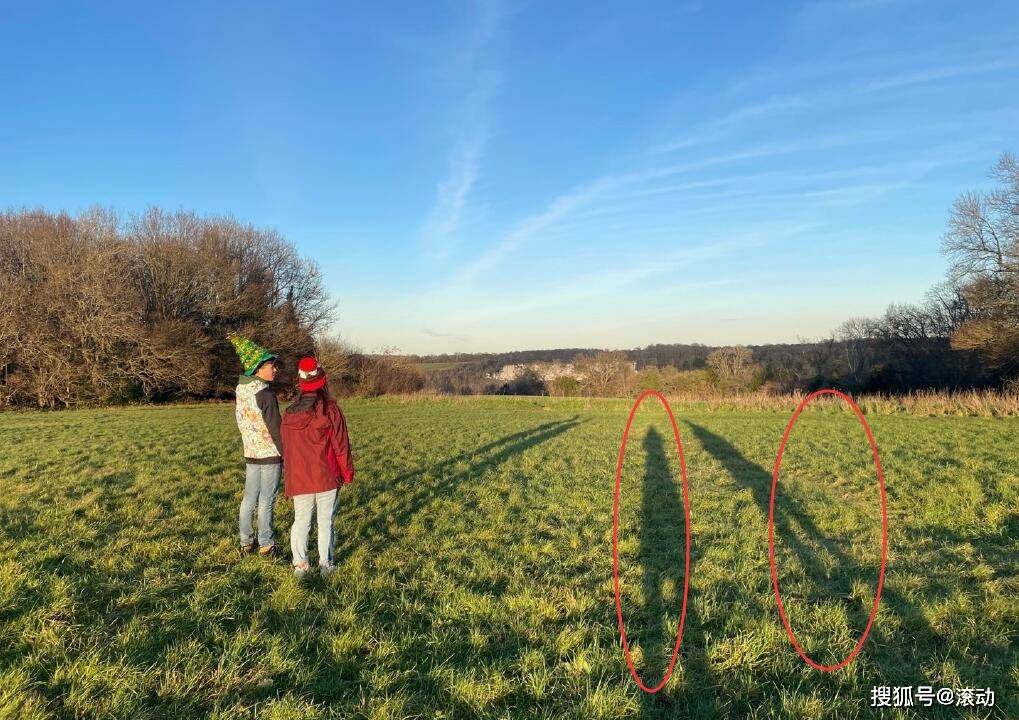 50岁前央视主持人姜丰晒混血儿女照角落影子曝新情感离婚后独养双胞胎