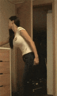 搞笑gif段子:老婆回来了,我又不能出去玩了._手机搜狐网