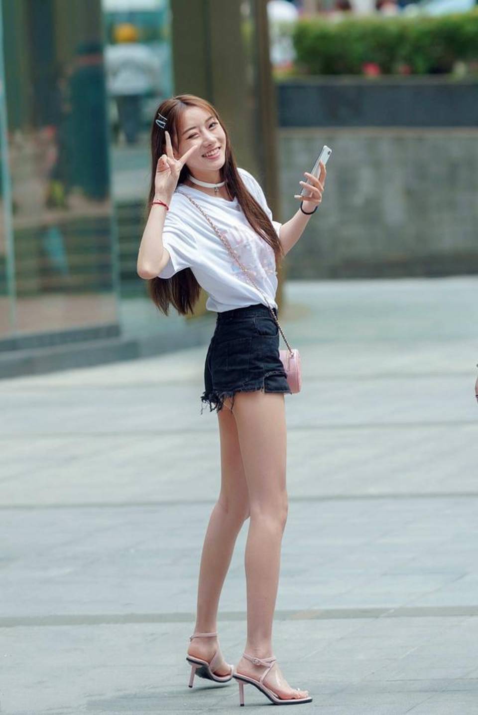 路人街拍,只要小姐姐长得漂亮,那么穿什么都好看