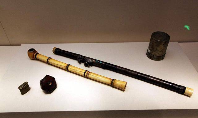 博物馆烟枪烟袋照片一边是这样的轻松惬意,另一边则是如此的谦卑