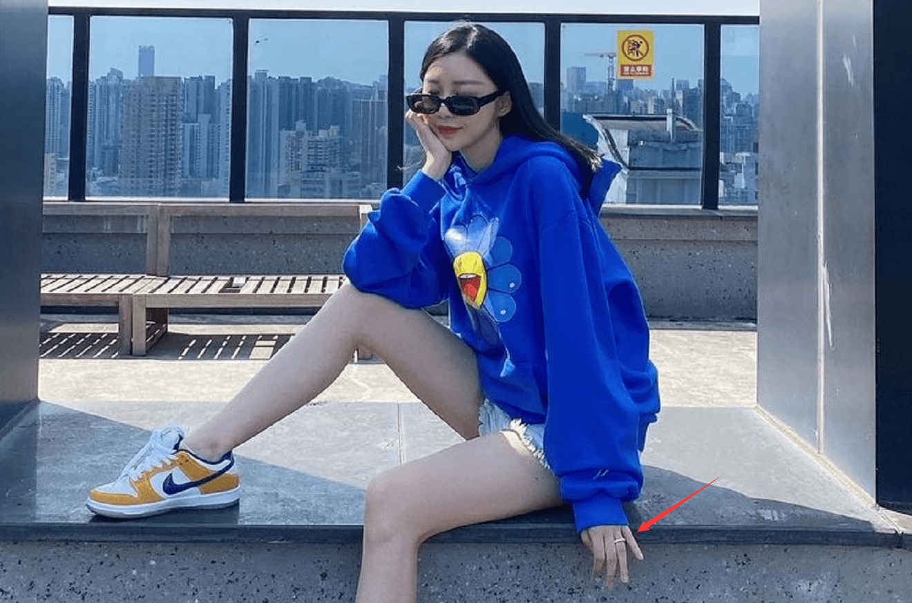 潘玮柏妻子宣云晒天台美照,戴墨镜长腿白皙,凹造型秀无名指婚戒_luna