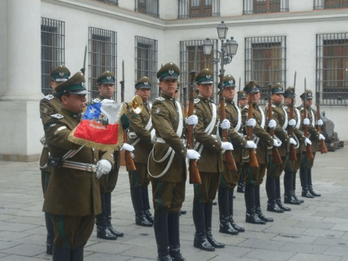 原创大多数国家的警服都是深蓝色这几个国家不落俗套必须点赞