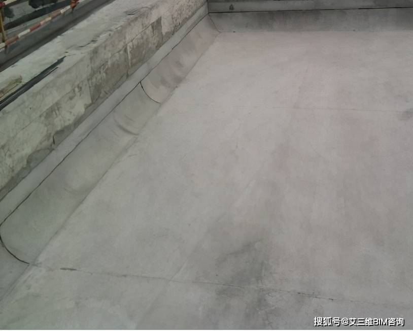 2)防水施工时基层处理不到位,如不坚实,清理不干净;阴阳角未做圆弧