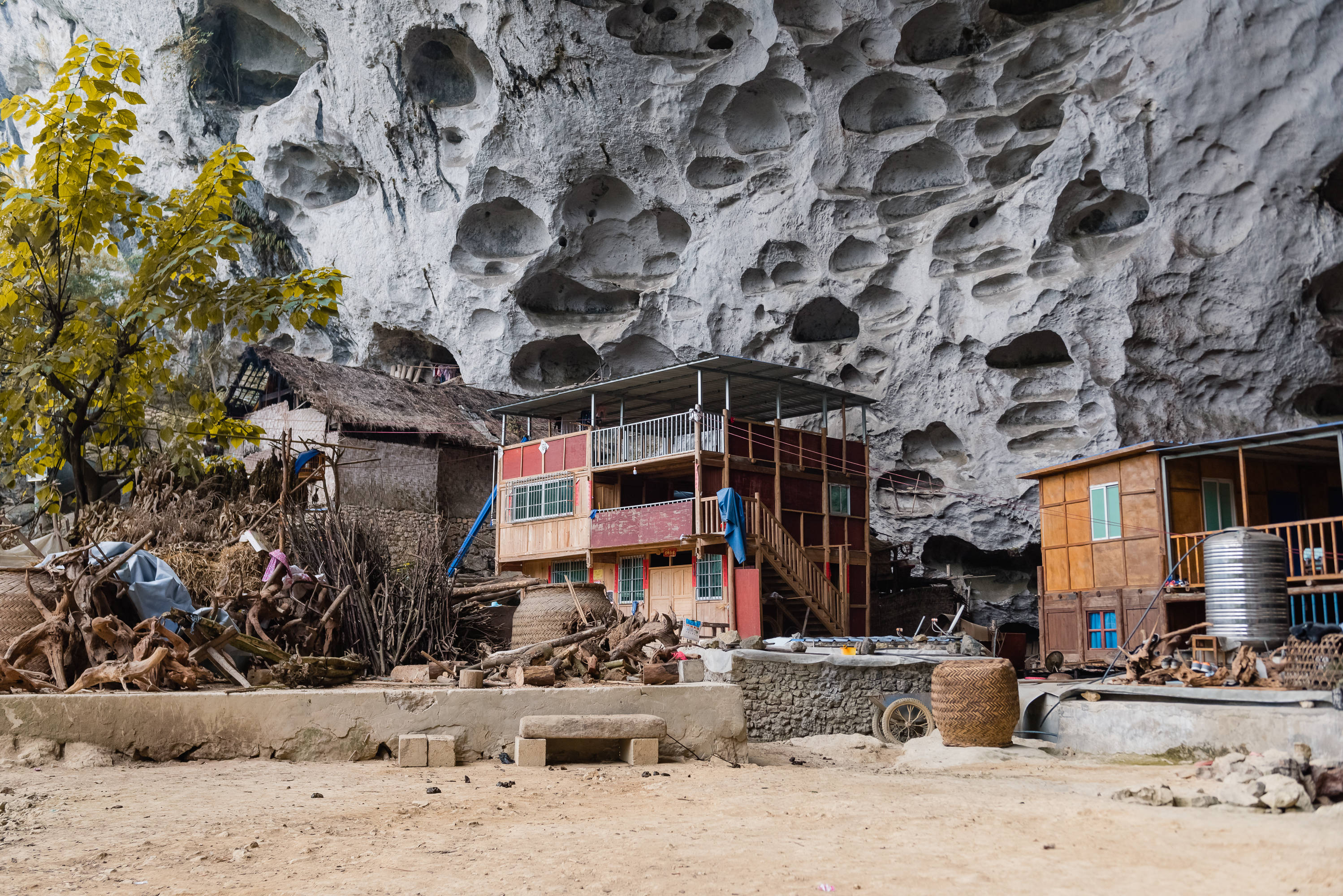 贵州深山洞穴里居住着18户人:16年前才通电,但是无人愿意迁出