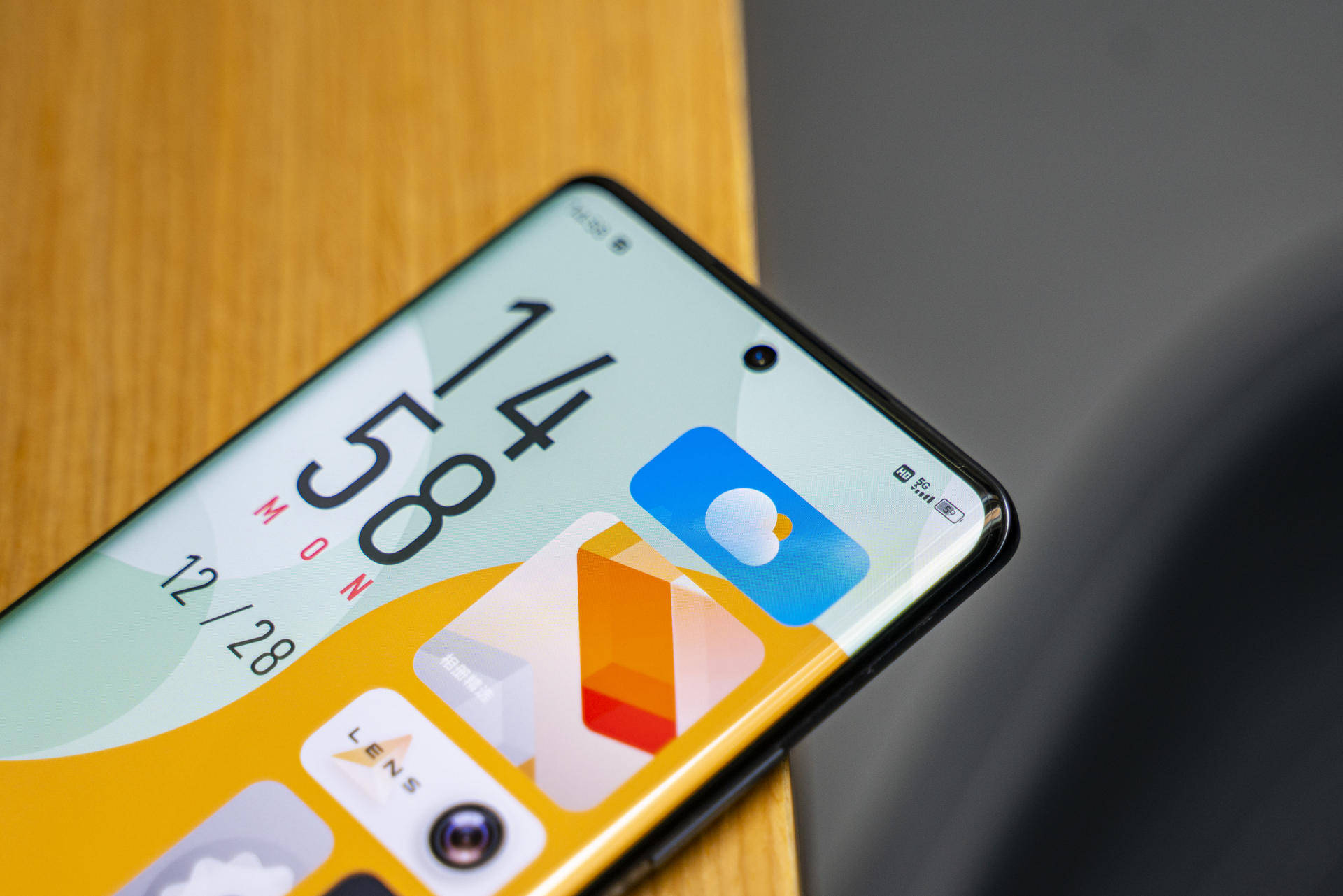 细节方面,vivo x60 pro将屏幕开孔移动到了屏幕上方的正中央.