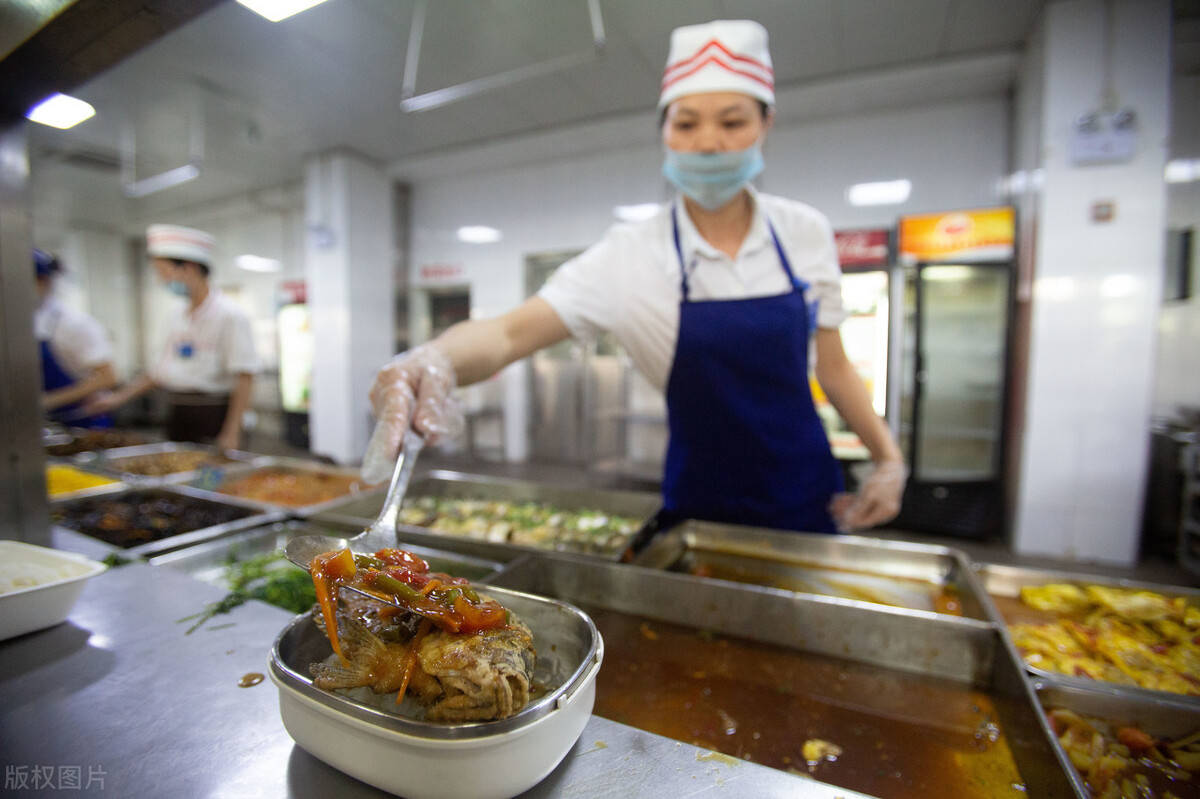 食堂承包者几乎都不会亲自去给学生们打饭,都是雇着附近本地的大妈们