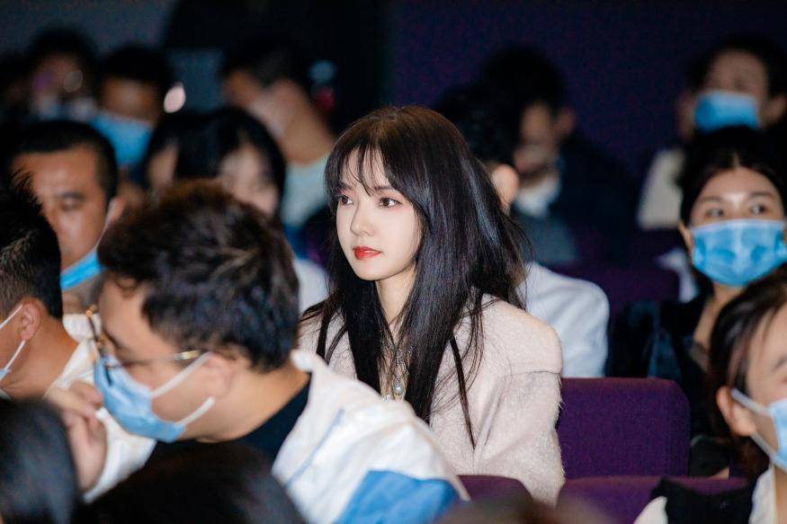 洪小乔red现身公益演讲活动永葆不屈的心突破自己