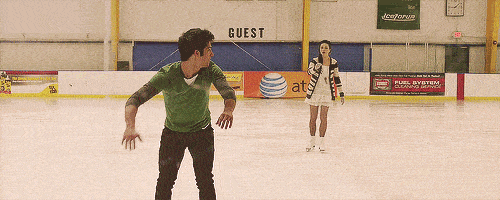 搞笑gif段子:吃饭和秀恩爱两不误!_美女