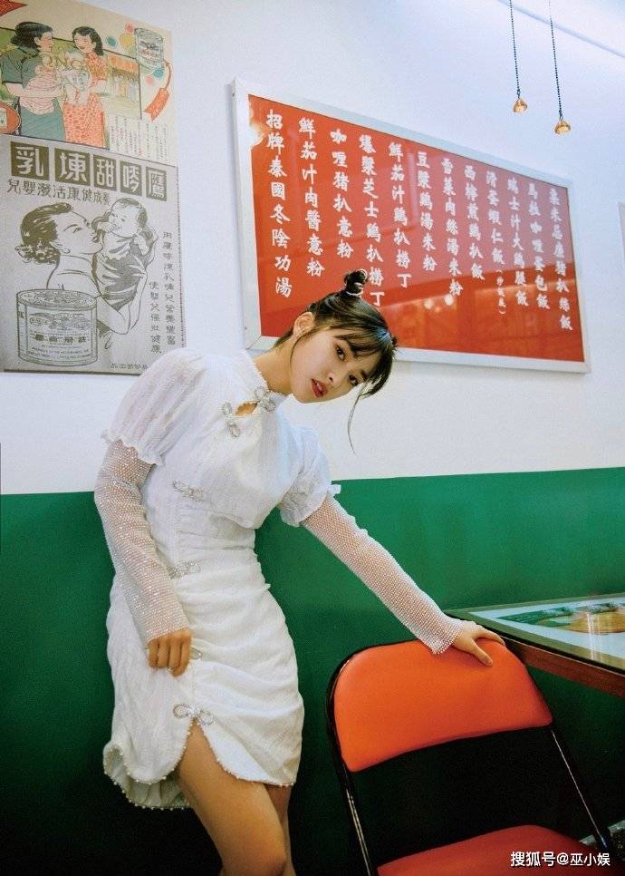 1/ 12 沈月双生春丽造型最新曝光的写真图中,沈月诠释黑白两套复古