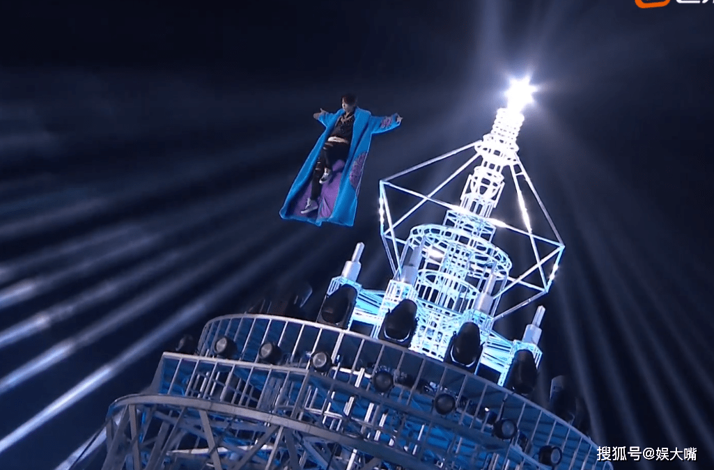 王一博在湖南跨年夜的演出太不容易,吊威亚飞百米高空让人心疼!