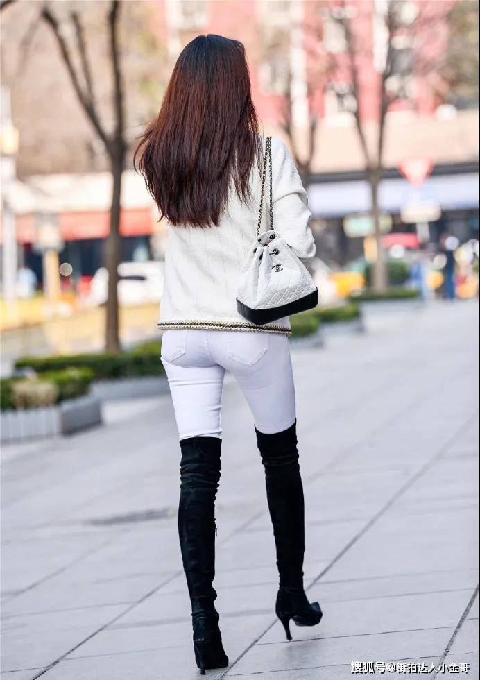 街拍:北京街头时尚美女,紧身裤搭配马靴,苗条身材秀出完美曲线