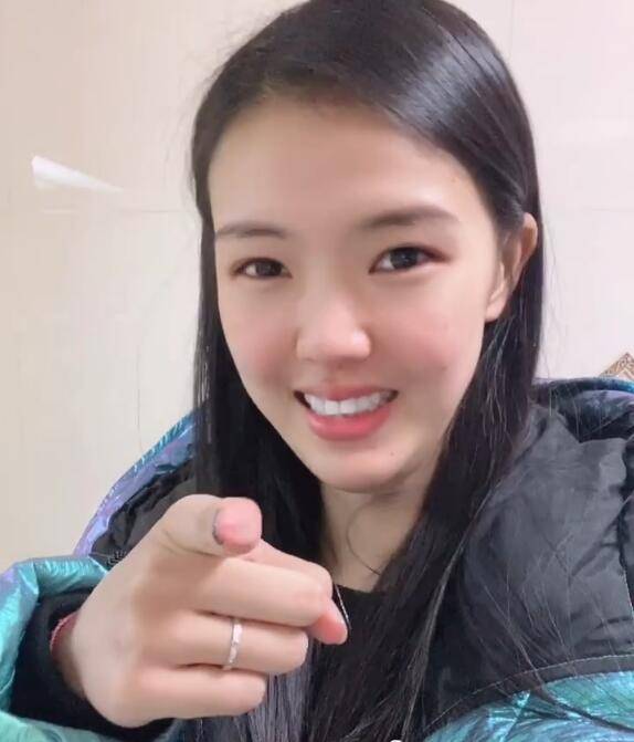 原创张常宁变话痨声音超温柔为小侄子做蛋糕被哥哥吃光遭老公喊话