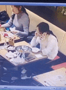 搞笑段子gif狮兄坐不下了坐不下了