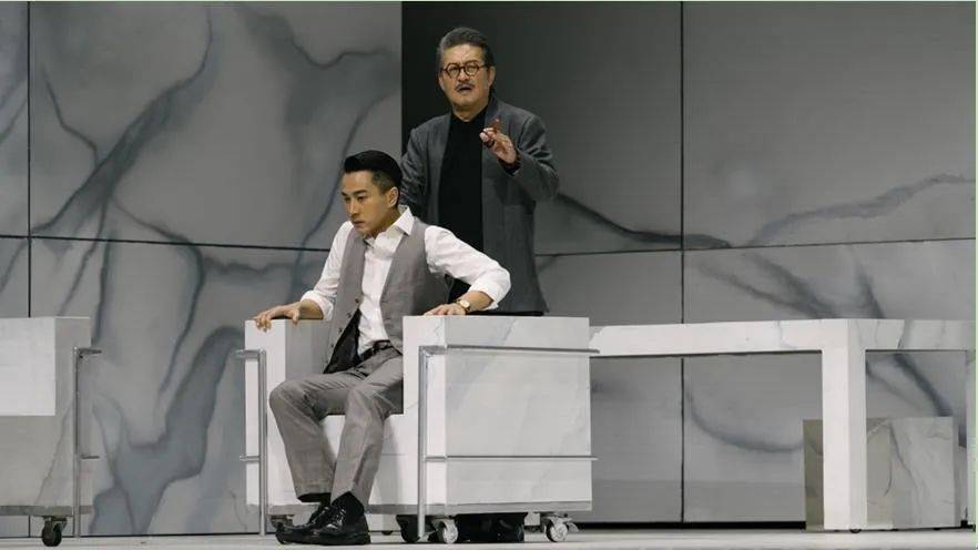 (《雷雨》剧照:佟瑞敏饰演周朴园 刘恺威饰演周萍)