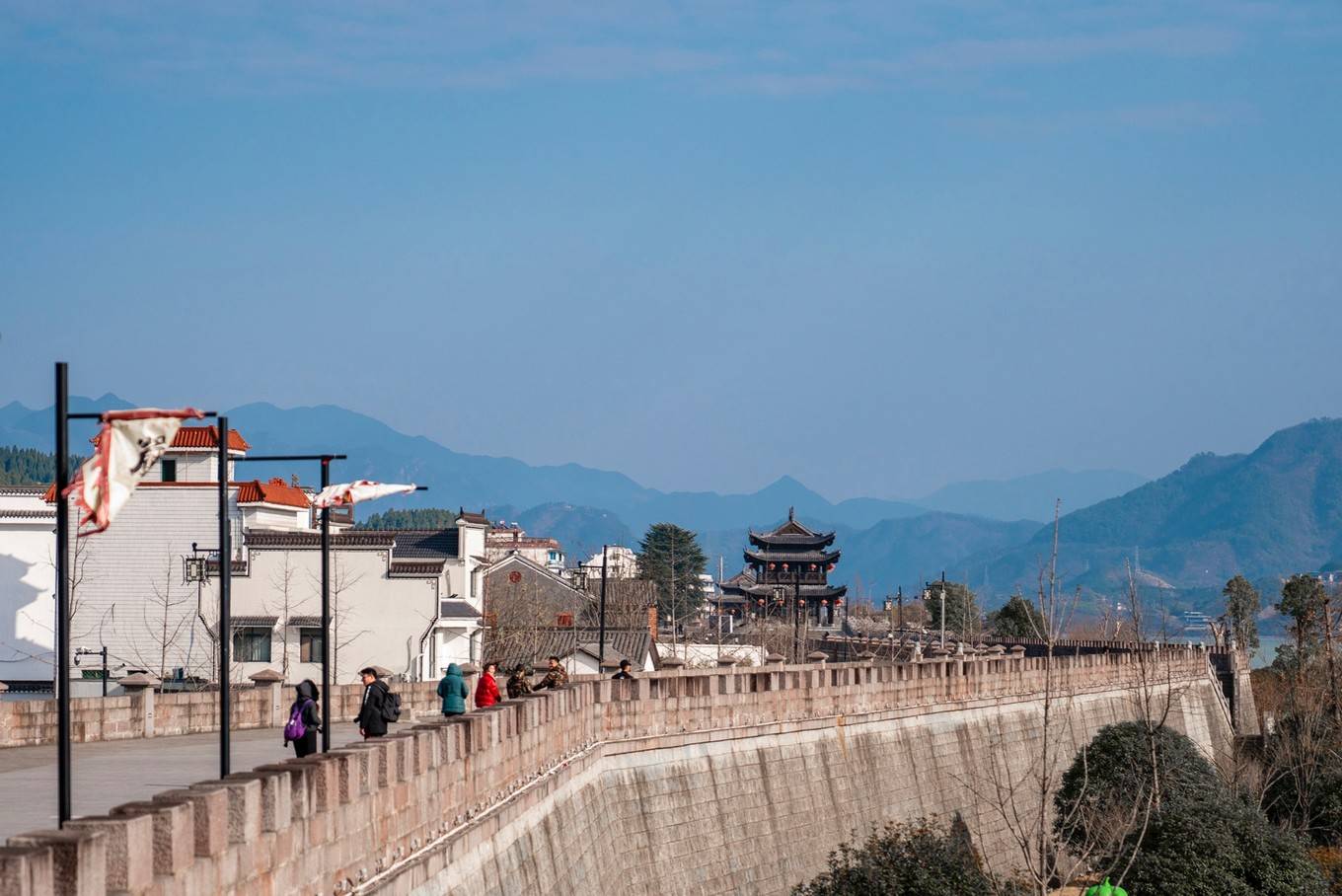 新安江畔的千年古镇，历史上与杭州颇有渊源，知道的游客却并不多