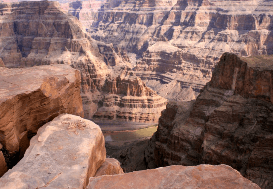 原创美国魔鬼公路,引司机踩油门冲向悬崖,20年后被中国师生解开谜题