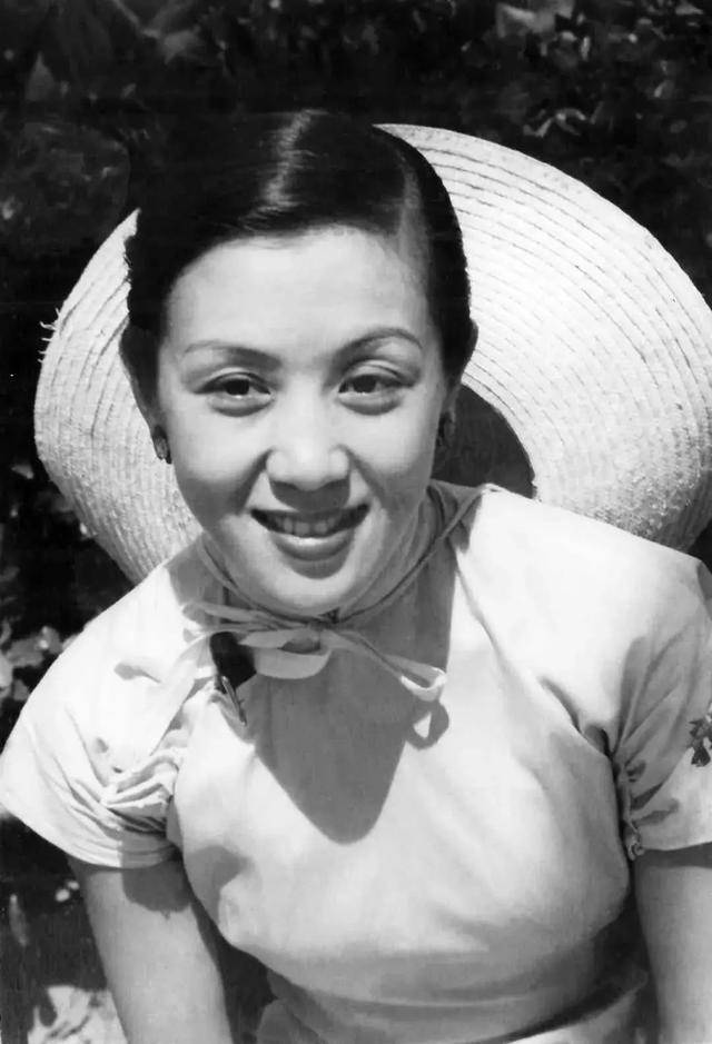 如流云,似明珠……有熟悉她的上影厂前辈曾说过,上官云珠是极聪明的一