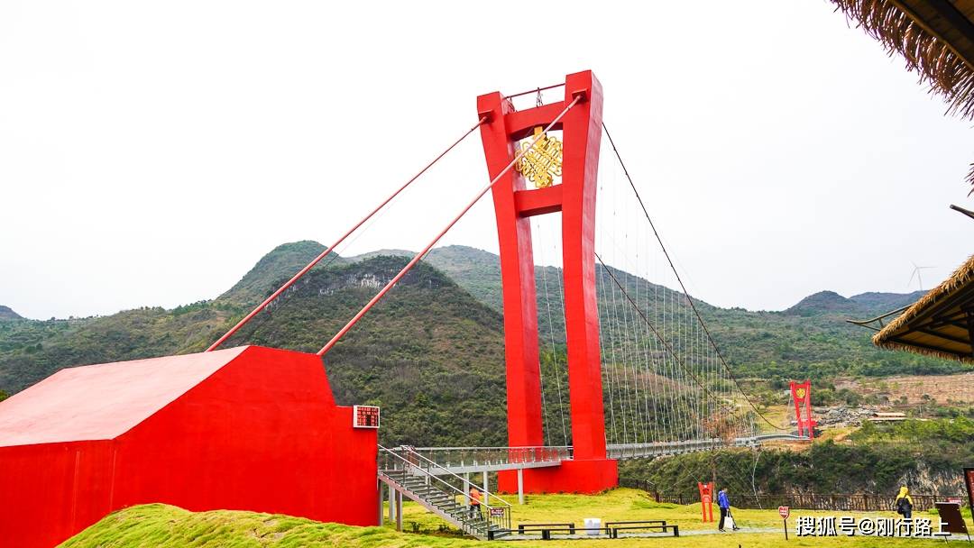 广东打破世界纪录的擎天玻璃桥，让红色吸引了更多人